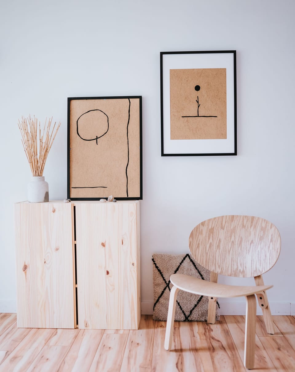 Ingelijste posters van mijn posterwand naast een houten kast